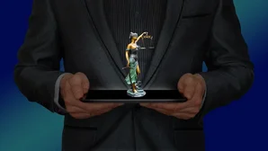 Person im Anzug hält ein Tablet mit einer digitalen Darstellung der Justitia-Figur